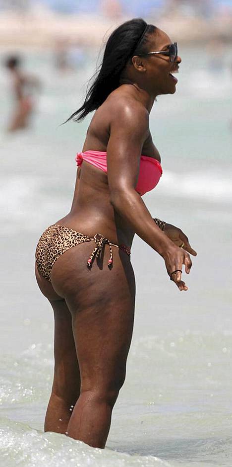 Мускулистая негритянка показала сиськи на пляже 