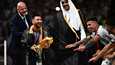 Lionel Messi juhli MM-kultaa mustassa kaavussa. Qatarin pr-tempuksikin nähty kaapu on jakanut mielipiteitä.