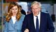 Boris Johnson (oik.) saapui konservatiivipuolueen kokoukseen Manchesterissa tyttöystävänsä Carrie Symondsin kanssa.