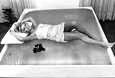 Arkistokuva vuodelta 1971. Tuolloin vesisänky oli vielä uusi konsepti Roomassa Italiassa. Silloin malli Silvana Panphili, 20, nautti sängyn anneista täysin siemauksin. Italialaisessa vesisängyssä oli 750 litraa vettä.