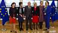 Euroopan komission puheenjohtaja Jean-Claude Juncker poseerasi kuvaajille aiemmin tässä kuussa naiskomissaarien kanssa. Violeta Bulc kuvassa oikeassa laidassa.