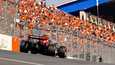 Oranssi yleisömeri seurasi haltioissaan, kun Max Verstappen voitti kotikisansa.