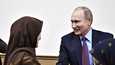 Venäjän presidentti Vladimir Putin tapasi paikallisia vieraillessaan Mahatškalassa tiistaina.