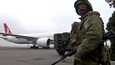 Venäläinen CSTO-sotilas valvoi Almatyn lentokenttää Kazakstanissa.