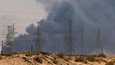 Sankka savupilvi nousi Aramco-yhtiön öljyntuotantolaitokselta Saudi-Arabian Abqaiqissa lauantaina.