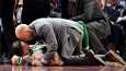 Boston Celticsin Gordon Hayward tuskissaan kentän pinnassa.