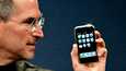 Applen perustaja Steve Jobs esittelemässä ensimmäistä iPhonea vuonna 2007.