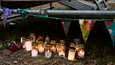 16-vuotiaan pojan ruumiin löytöpaikalle on tuotu kynttilöitä Helsingin Koskelassa.