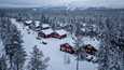 Lomarenkaan liiketoimintajohtajan mukaan hiihtokeskuksissa sijaitsevat vuokramökit on saatettu jo myydä loppuun. Kuvassa vuokramökkejä Levillä joulukuussa 2020. 