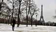 Eiffel-torni seisoo keskellä talvista Pariisia.