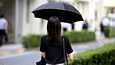 Tiistaina sateenvarjo ei välttämättä ole riittävä suojautumiskeino Tokion trooppista hirmumyrskyä vastaan.