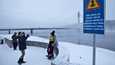 Rovaniemen keskustan tuntumassa turisteja varoitetaan jäällä liikkumisesta.