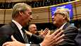 EU-komission puheenjohtaja Jean-Claude Juncker (oik.) toivotti Britannian Ukip-puolueen johtajan Nigel Faragen tervetulleeksi ennen täysistuntoa.