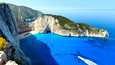 Kreikasta löytyy muun muassa tämä, häkellyttävän kaunis Navagio-ranta, joka tunnetaan hiekassa makaavasta laivanhylky Panagiotisista.