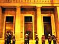 Poliisit suojasivat viikonloppuna Ateenassa Kreikan International bank -rakennusta mielenosoittajilta. 