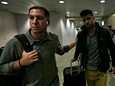 Glenn Greenwald (vas.) puolisonsa David Mirandan kanssa Rio de Janeiron lentokentällä. 