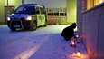 Joitakin lapsia ja nuoria vanhempineen kävi illalla sytyttämässä kynttilän puukotetun koulukaverin muistolle Utsjokisuun koululla.