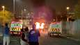 Mellakoitsijat heittivät polttopulloja ja ilotulitteita poliisia päin Pohjois-Irlannissa Londonderryssä.