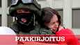 Kuka puolustaa ketä? Vaikuttavassa kuvassa ovat Valko-Venäjän erikoisjoukkojen sotilas ja häntä halaava mielenosoittaja.