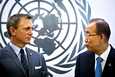 James Bond, eli Daniel Craig sai tehtävän itseltään YK:n pääsihteeri Ban Ki-moonilta (oik.).