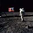 Buzz Aldrin teki kunniaa Yhdysvaltain lipulle Kuun pinnalla, pystytyksen jälkeen.