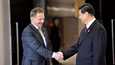 Presidentti Sauli Niinistö (vas.) tapasi Kiinan presidentin Xi Jinpingin neljä vuotta sitten Kiinassa.