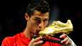 Yksi niistä hetkistä, jotka saivat Manchester Unitedin fanit rakastumaan Cristiano Ronaldoon. Pelaaja suuteli Fifan Vuoden pelaajan palkintoa eli Kultaista kenkää ennen West Hamia vastaan pelattua kotiottelua lokakuussa 2008.
