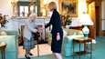 Kuningatar Elisabetin viimeisiksi virallisiksi tehtäviksi jäi tapaaminen uuden pääministerin Liz Trussin (oik.) kanssa tiistaina Balmoralissa.