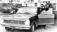 Ensio Koivunen poseeraa Chevroletinsa vieressä. Myöhemmin hän vaihtoi Dodge Dartiin, josta tuli liftarisurmien rikospaikka.