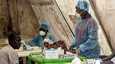 Terveystyöntekijät ottavat verikokeita, joilla seulotaan mahdollisia Ebola-tartunnan saaneita Sierra Leonessa.