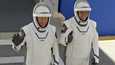 Astronautit Douglas Hurley (vas.) ja Robert Behnken lauantaina Kennedyn avaruuskeskuksessa. Heidän yllään olevat uuden tyyliset avaruusasut ja -kypärät ovat nyt ensimmäistä kertaa käytössä avaruuslennoilla.