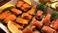 IS:n Ruokalan toimittaja maistoi ”porkkalaa” ja yllättyi. Porkkanasta valmistettu herkkupala saa makua savuaromista. Kuvassa rinnakkain kylmäsavuporkkanaa sekä aitoa lohta.