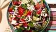 Kreikkalainen horiatiki-salaatti valmistetaan ilman lehtisalaattia.