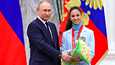 Veronika Stepanova, 22, tukee rajuin sanankääntein Venäjän 70-vuotiasta presidenttiä Vladimir Putinia.