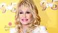 Dolly Parton ei luovu tavaramerkeiksi muodostuneista vahvasta meikistä ja pöyheästä kampauksesta edes öisin.