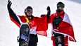 Kiinan Su Yiming ja Kanadan Max Parrot juhlivat slopestylen kisan jälkeen.