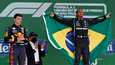 Max Verstappen piti Lewis Hamiltonin (oik.) pitkään takanaan Brasiliassa. Lopulta jäi joutui taipumaan.