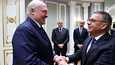 IIHF:n puheenjohtaja René Fasel (oik.) sekä Valko-Venäjän presidentti Aljaksandr Lukashenka (vas.) tapasivat maanantaina lämpimissä merkeissä.