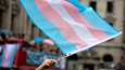 Transsukupuolisuutta kuvaava lippu on väreiltään vaaleanpunainen, vaaleansininen ja valkoinen.