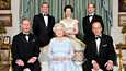 Kuninkaallinen perhe yhteiskuvassa 2007. Takarivissä prinssi Andrew, prinsessa Anne ja prinssi Edward. Edessä prinssi (nykyinen kuningas) Charles, kuningatar Elisabet ja prinssi Philip.