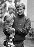 Matti Hagman saapui Edmontonista Suomeen kesällä 1982 lomanviettoon. Hagmanin sylissä 2,5-vuotias Niklas-poika.