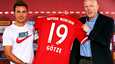 Mario Götze esitteli Bayern-paitaansa seuran urheilutoimenjohtajan Matthias Sammerin kanssa.