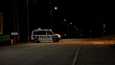 Poliisiauto tiellä yöllä Porvoossa.