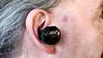 Kuulokkeet käännetään paikoilleen ja ne pysyvät tiukasti korvissa pieneten siivekkeiden avulla.