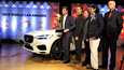 Volvo USA:n pääjohtaja Anders Gustafsson (vasemmalla) otti vastaan voittopokaalin ja hänen kanssaan iloitsevat World Car Awardsin puheenjohtaja Peter Lyon ja varapääjohtaja Mike Rutherford.