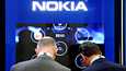 Vierailijoita Nokian messuosastolla Mobile World Congressissa Barcelonassa helmikuussa.