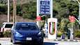 Tesla poistuu Kaliforniassa latausasemalta. Sähköautojen valmistajien osakekurssit nousevat, kun polttoaineiden hintoja kavahtavat autoilijat vaihtavat bensiinistä ja dieselistä sähköön.