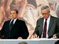 Italian pääministeri Silvio Berlusconi (vas.) ja valtiovarainministeri Giulio Tremonti pyrkivät johdattamaan Italian läpi velkaheteikön.