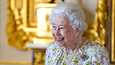 Kuningatar Elisabet näyttäytyi iloisena Windsorin linnassa keskiviikkona.
