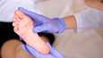 Enterorokon oireisiin kuuluu rakkulainen ihottuma, jota on etenkin jaloissa, käsissä ja suussa.